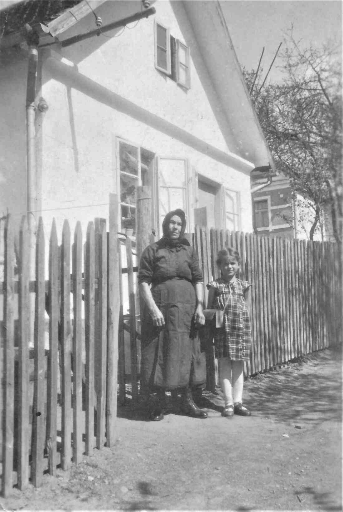 Julianna Ritter (geb. Seper) und Gisela Ritter (verh. Krutzler) vor dem Haus Oberwart Nr. 80 (Buchengasse 9)