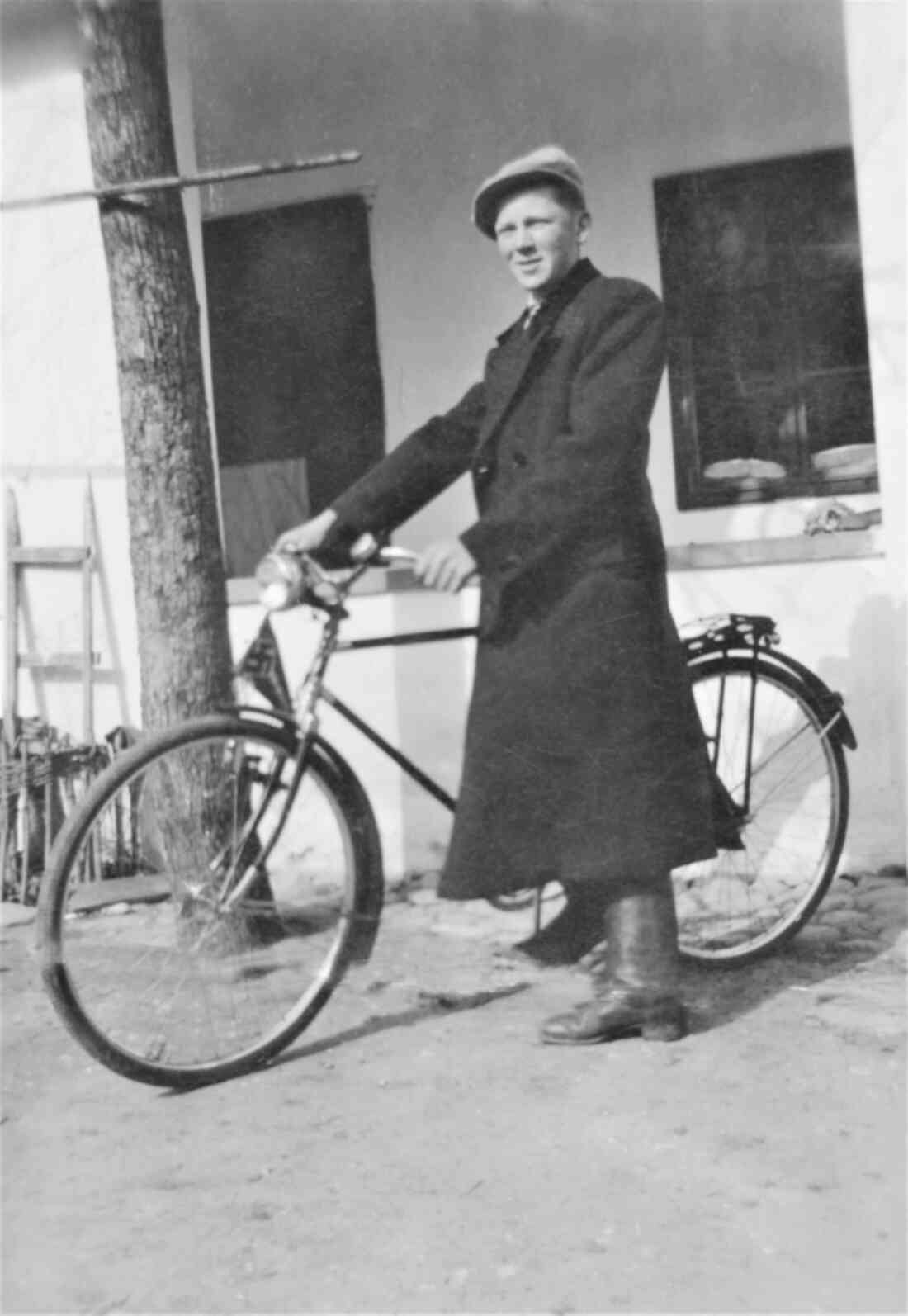 Emmerich Benkö (*1921 / +1992; Hausname "Rosner") - Graf Erdödystraße 75 - mit seinem Fahrrad