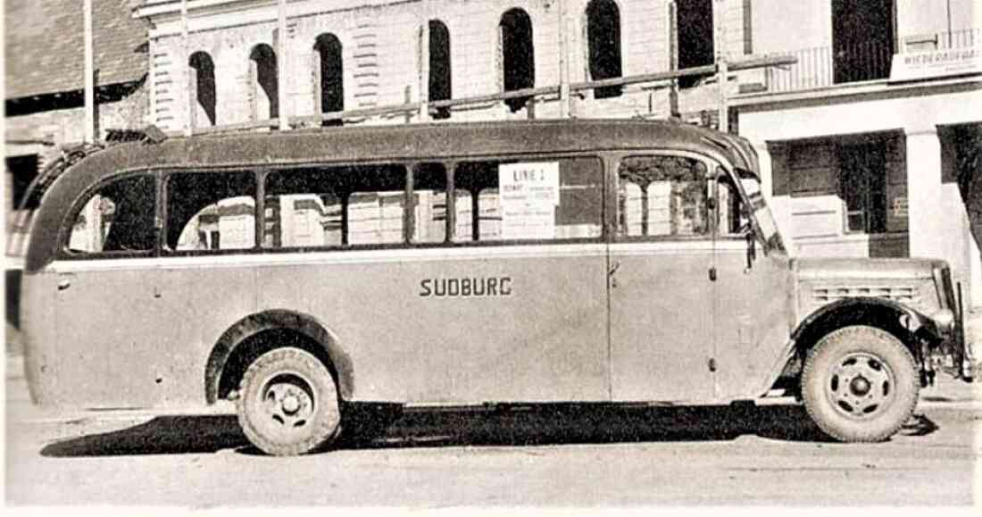 Südburg: Bus mit der Bezeichnung Linie 1 vor dem wiederaufgebauten Rathaus