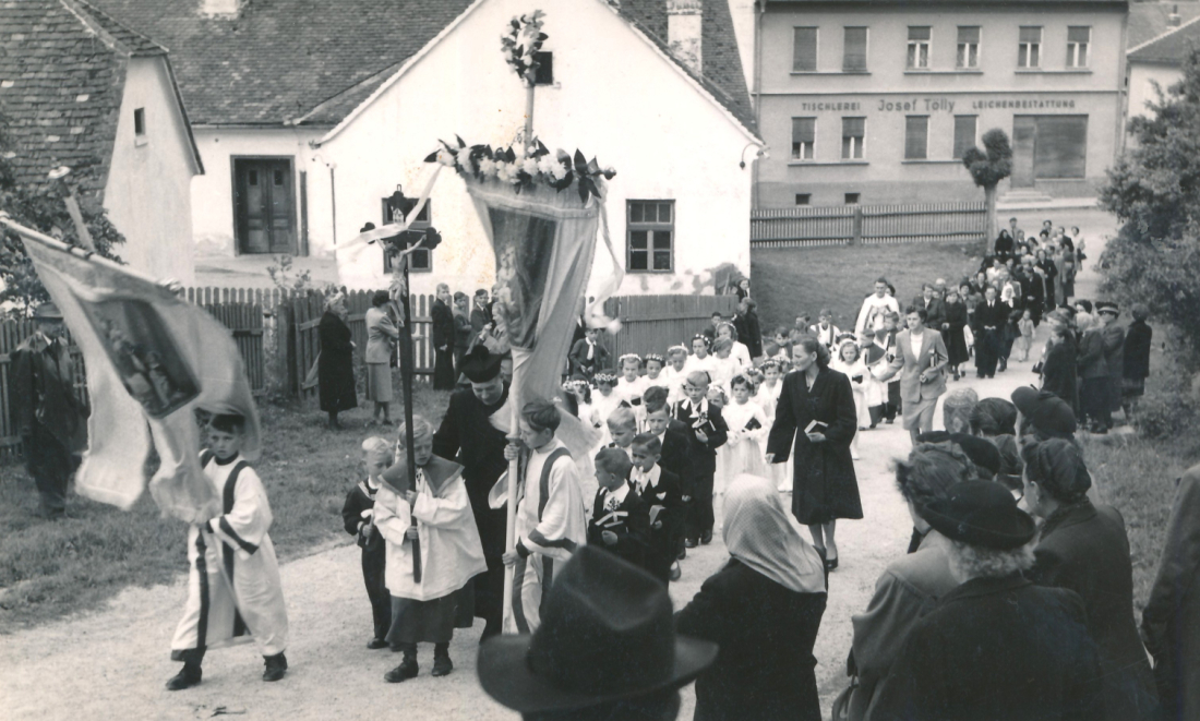 Röm. kath. Pfarre: Hl. Erstkommunion 1952 - über den Kirchenberg auf dem Weg zur Hl. Messe