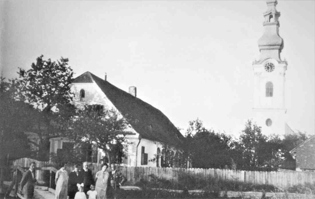 Die Reformierte Kirche mit Pfarrhaus, die Fam. von Pfarrer Julius Bajcsy und der Fotograf Zsigmond Fejes