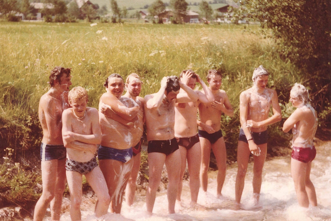 Pfadfinderlager Amstetten 1979: Körperpflege im Bach - Reiterer/Pongracz/Steflitsch/Traxler/Szalai/Bauer/Neubauer