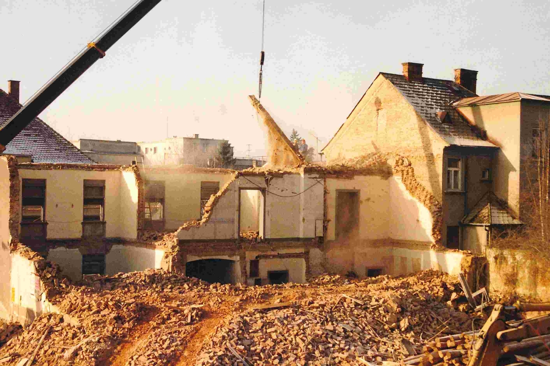 Fuith-Villa (OW 595/ Steinamangererstraße 25) - Abriss: Kräne, Bagger und LKW-s arbeiten sich vor