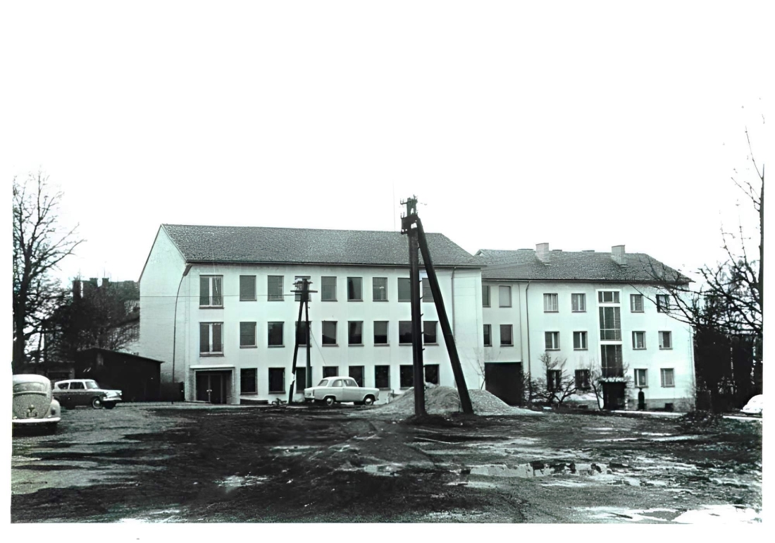 Blick über den Bahnhofsvorplatz auf den nordwestlichen Teil der neuen Bundesamtsgebäude / Zentralamtsgebäude