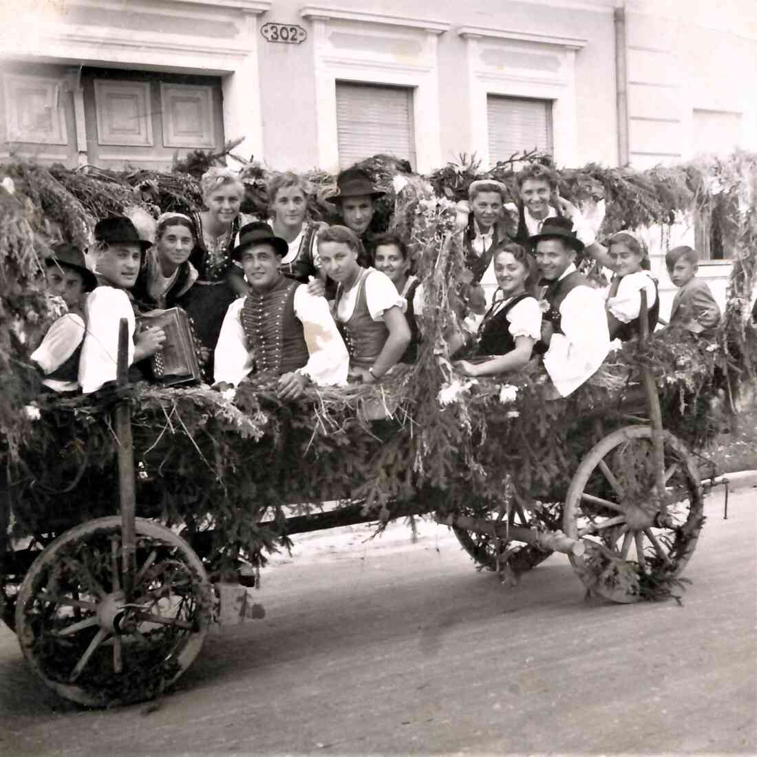 Erntedank - Wagen des ref. Lesevereins vor dem Haus OW 302 / Grazerstraße 32