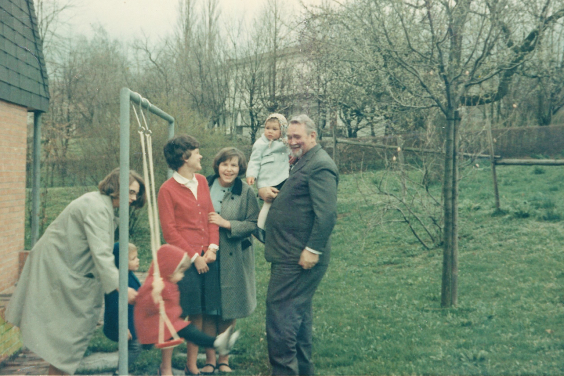 Anneliese Pesenhofer (verh. Pal, *1945/+2020) als Kindermädchen in der Familie des sehr bekannten Schauspielers Gustav Knuth in der Schweiz