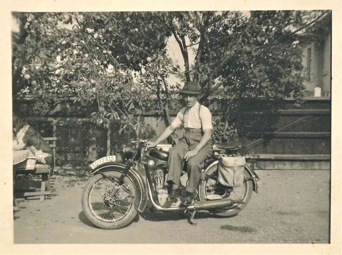Emmerich Lukitsch auf seinem Motorrad (BMW R35, gebaut ab 1937)