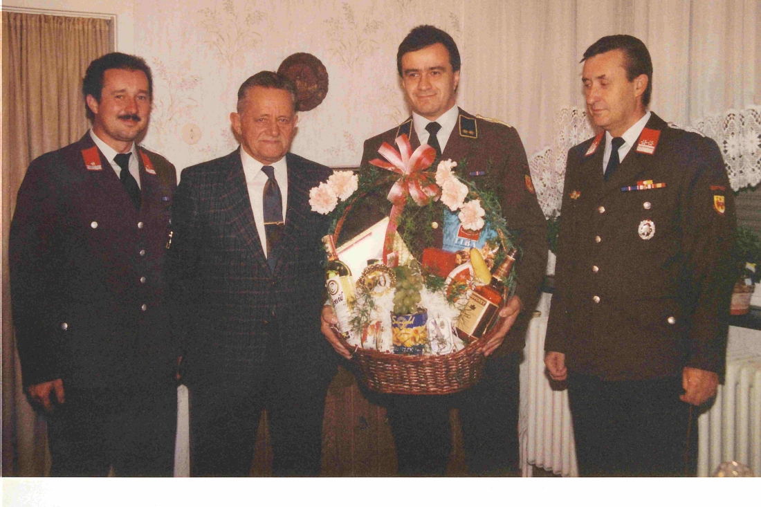Stadtfeuerwehr: eine Abordnung gratuliert Kameraden Josef Heigl (*1923/+2002) zum 70. Geburtstag - Eberhardt/Zambo/Gartner;