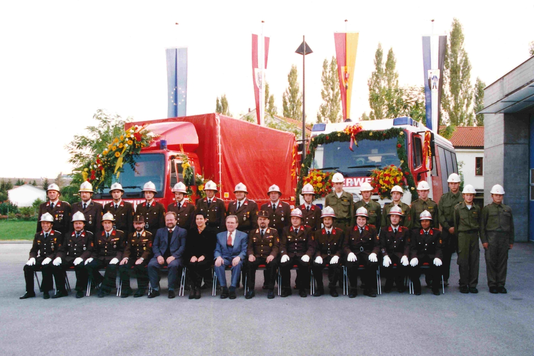 Feuerwehr: Ehrengäste und Mannschaft bei der Fahrzeugweihe 2000 (TLFA 4000 und KAT-LKW ) - Weber/Pongracz/Gottweis/Racz/Imre