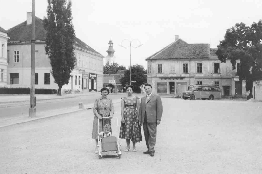 Fam. Hofmann: Familienfoto am Hauptplatz