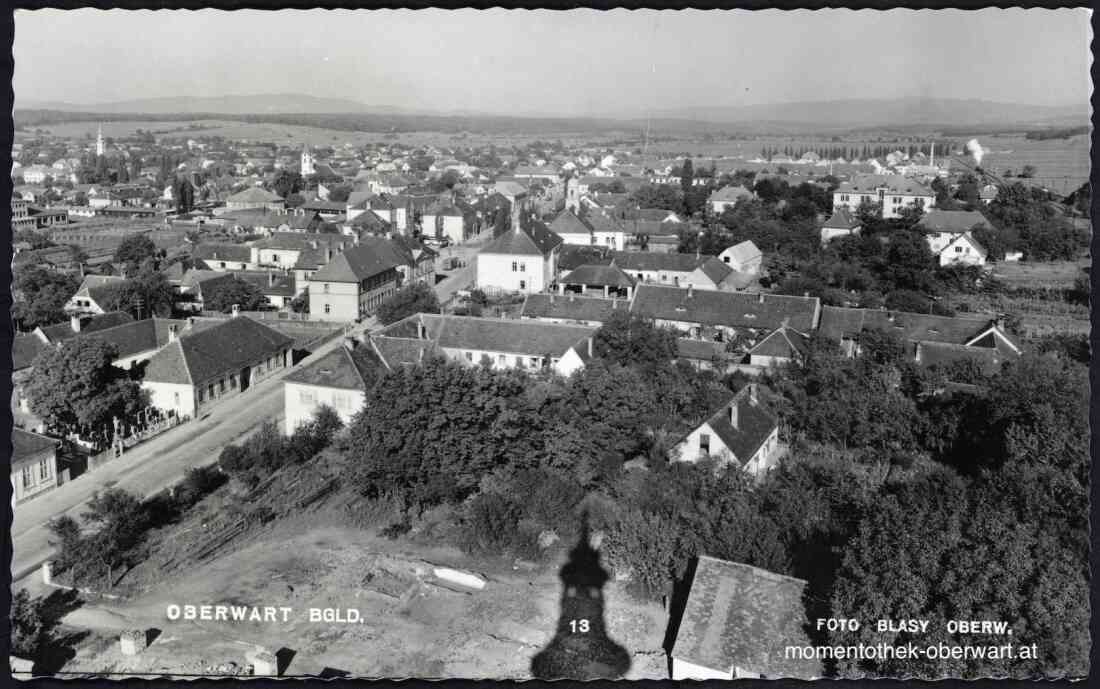 Ansichtskarte: Blick vom Turm der r. k. Kirche gegen Westen - Steinamangerer Straße und Hauptplatz um 1955