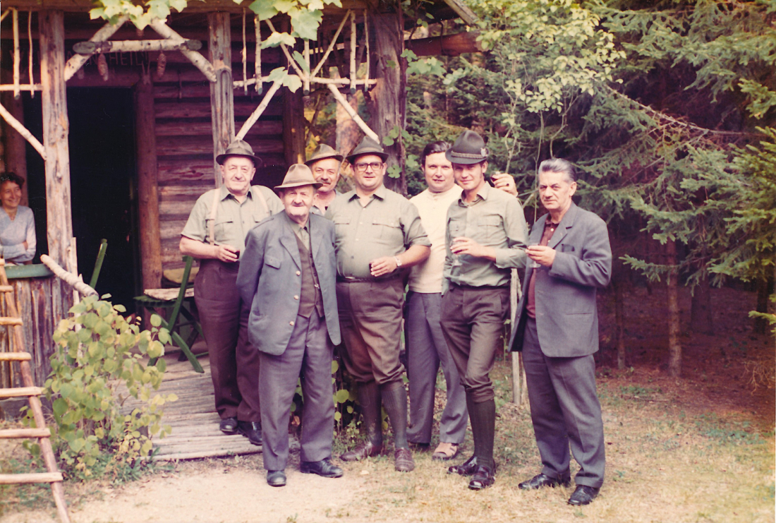 Gruppenbild: die Jägerschaft vor der Jagdhütte Graf, vormals Lukitsch