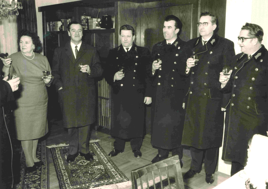 Im Wohnzimmer der Fam. Bgm. Ferdinand Hatvagner: die Stadtfeuerwehr unter Kdt. Alexander Granich gratuliert im Feber 1970 zum 60. Geburtstag - Muth/Benkö/Simon/Heigl