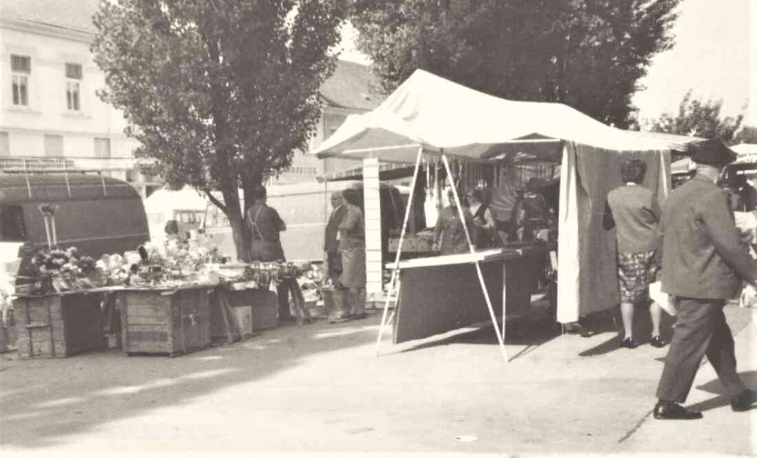 Wochenmarkt - vor dem Haus Hauptplatz 5 bzw. 7