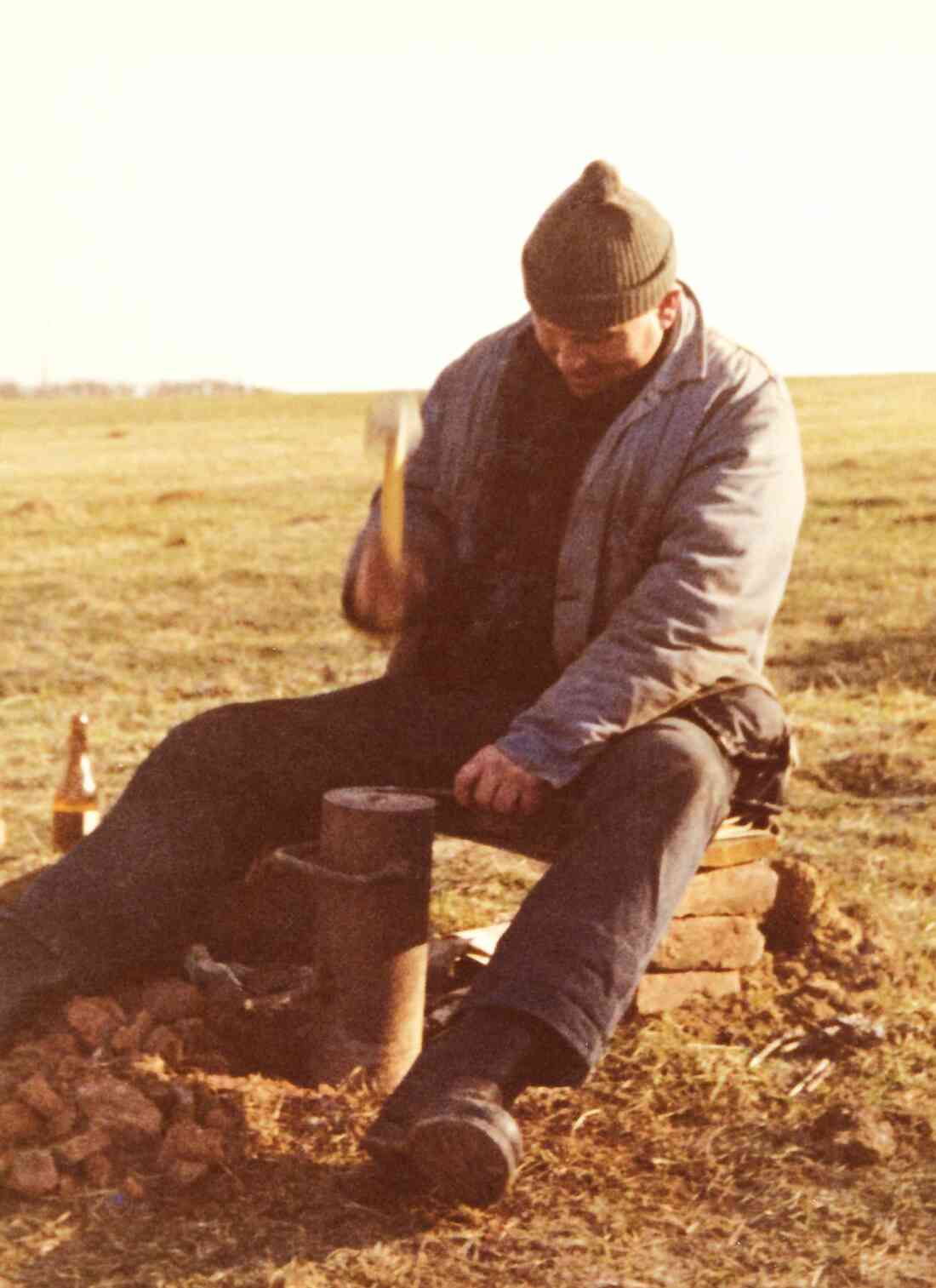 Böllerschießen: Josef Hegedüs (*1911/+1977) beim Stopfen eines Böllers