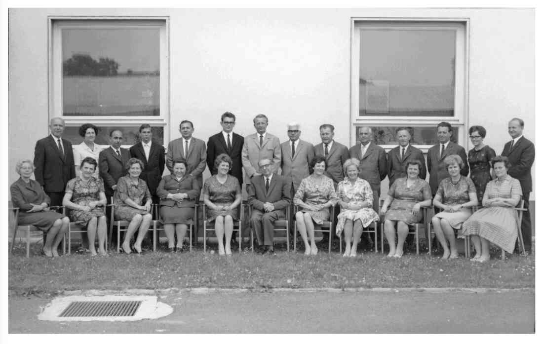 Der Lehrkörper der neuen Volksschule unter Dir. Ludwig Josef Toth (*1911/+1985)