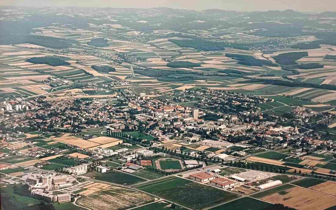 Flugaufnahme/Luftbild: Gesamtblick auf das Kerngebiet der Stadt gegen Norden