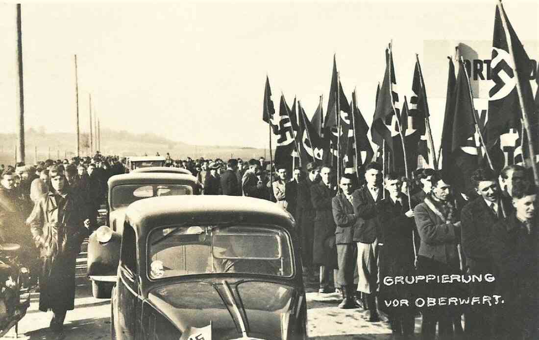 NAZIS - Feber 1938: Anmarsch auf der Straße von Unterschützen zur Kundgebung der Nationalsozialisten mit ca. 8.000 Teilnehmern am Hauptplatz