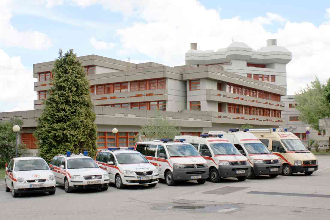Rotes Kreuz: Krankenhaus Oberwart mit Einsatzfahrzeugen (Dornburggasse 80)