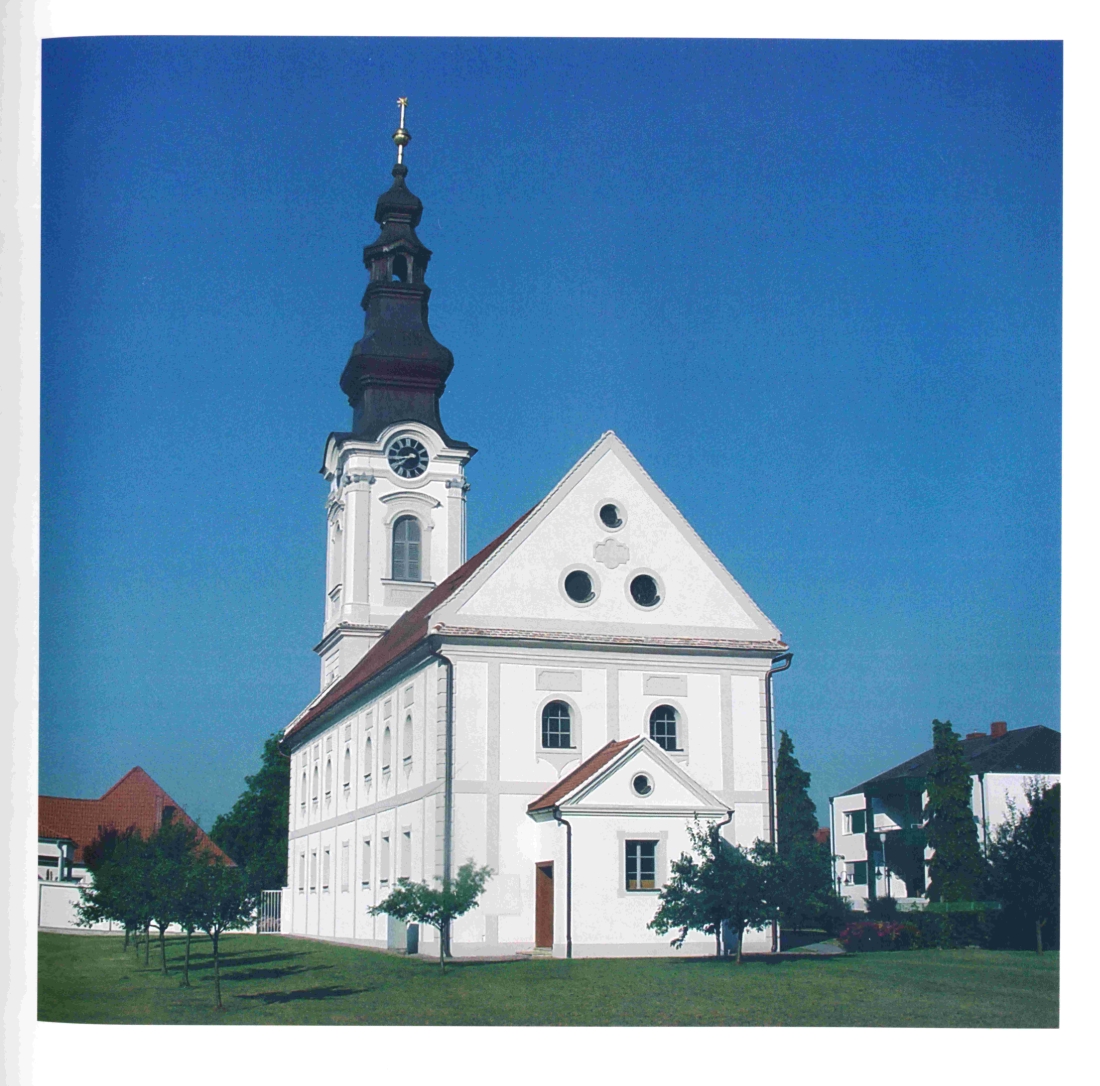 Reformierte Pfarrgemeinde: Kirche mit Pfarrhaus rechts und dem Giebel des Gemeindesaals links