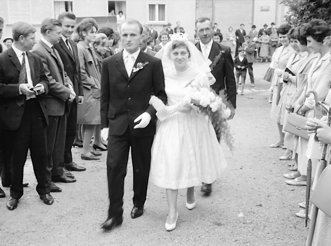 Hochzeit Emil Arth und Maria Arth (geb. Palank): am Weg in die Kirche - Samer/Hulfeld/Toth/Oswald//Guger/Krutzler/Benkö/Seper