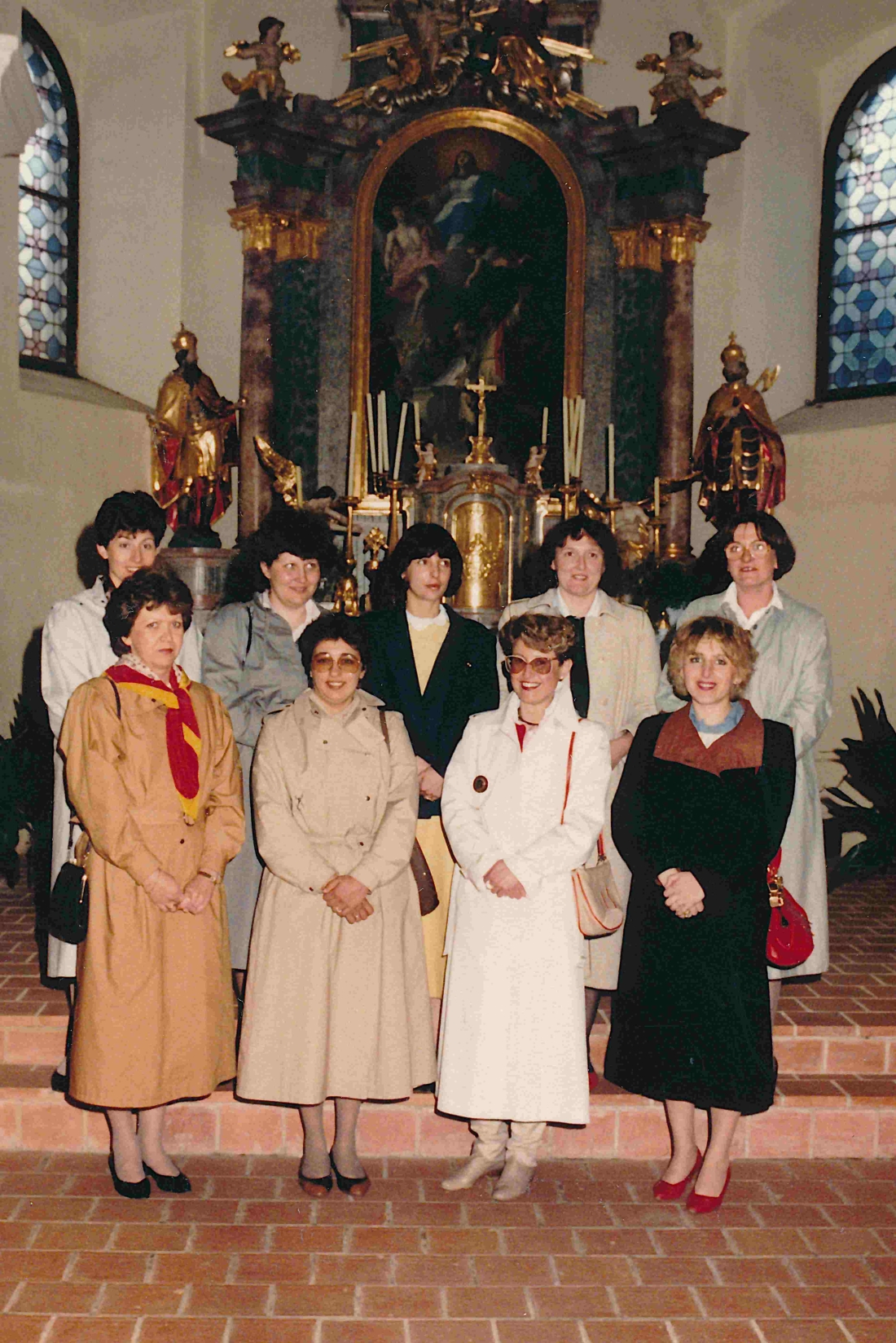 Röm. kath. Pfarre: Gruppe der Tischmütter anlässlich der Erstkommunion 1986 - Seper/Stelzer/Csar/Steiger/Lehner/Paukovits/Schranz/Osztovits/Wölfel