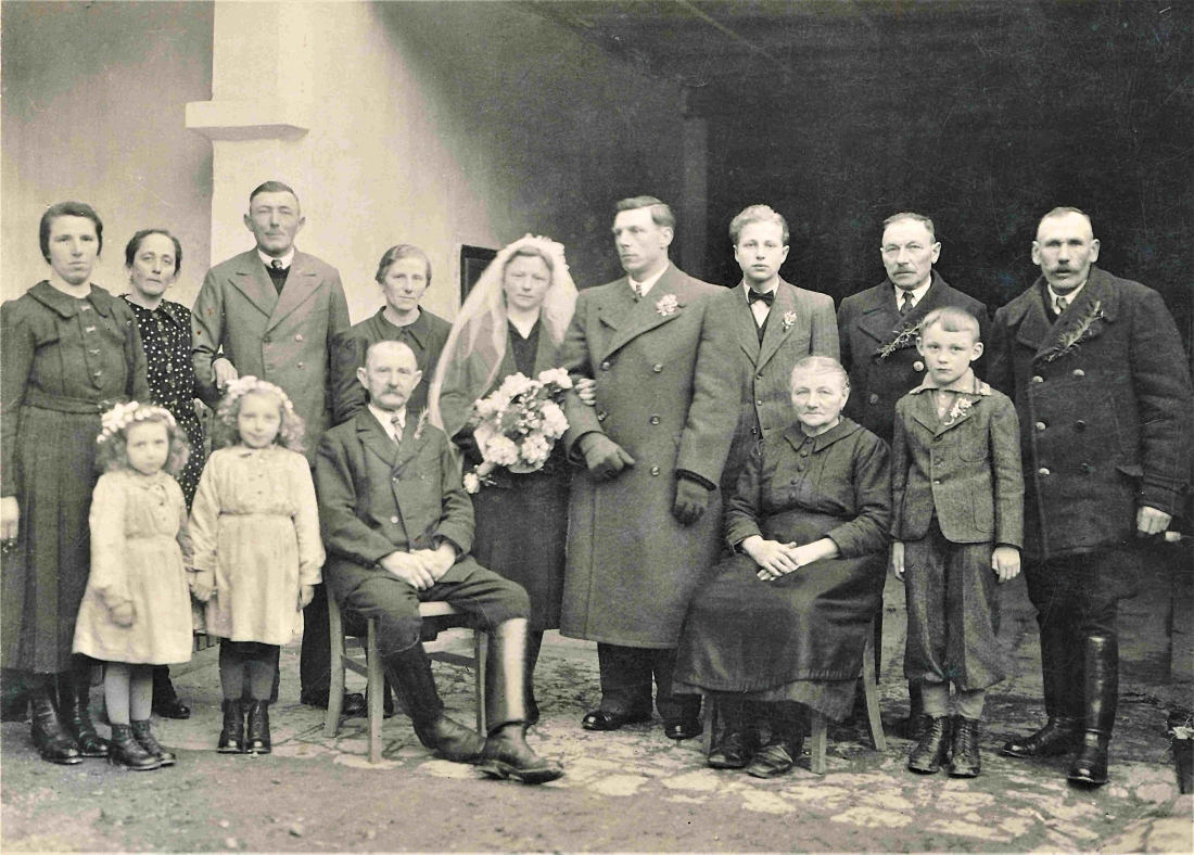 Heirat Lydia Horvath (*1917/+2001) und Janos Topler (*1915/+1992): die Hochzeitsgesellschaft - OW 342 / Grazerstraße 62 (Böcskör/Miklos/Miklos/Imre/Ruzsa)