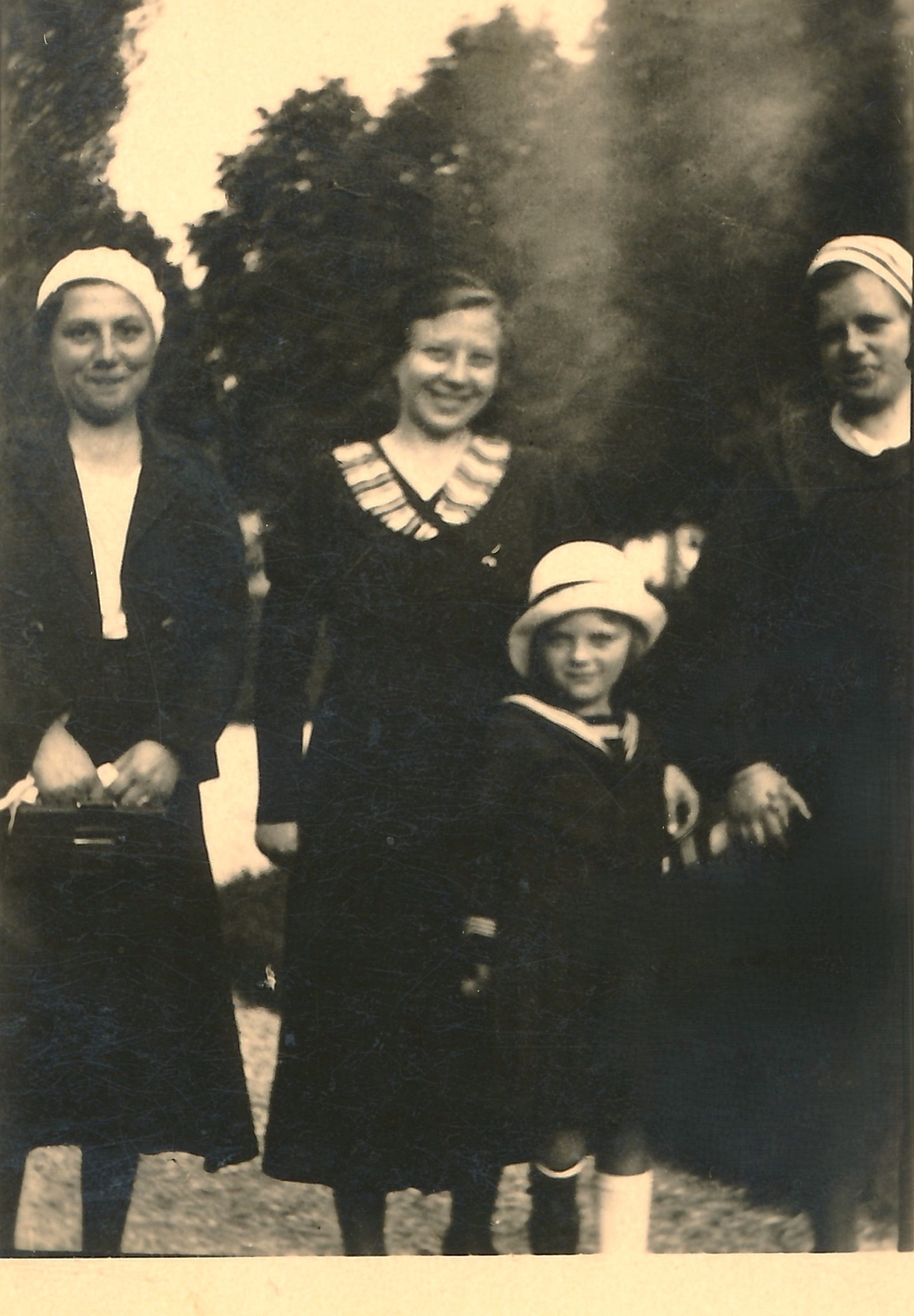 Gruppe junger Damen mit Kind - Kasper/Landkammer/Schober/Steiger