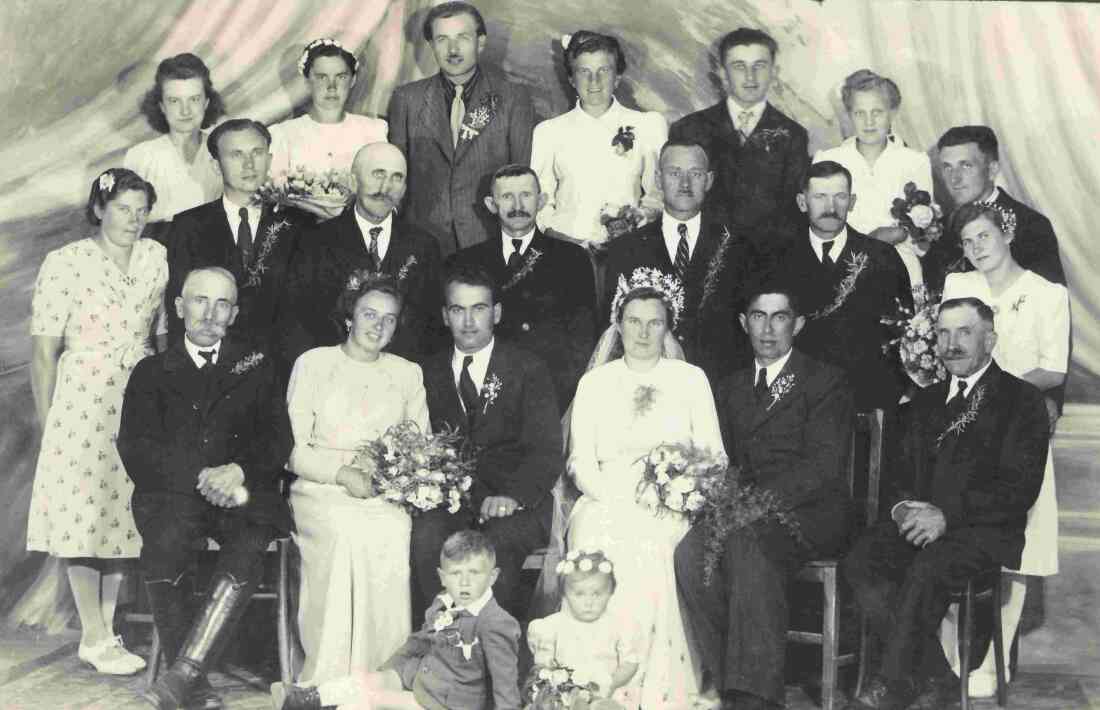 Doppelhochzeit: links Julianna Imre mit Alexander Baliko und rechts Julianna Böcskör mit Johann Baliko - die Hochzeitsgesellschaft