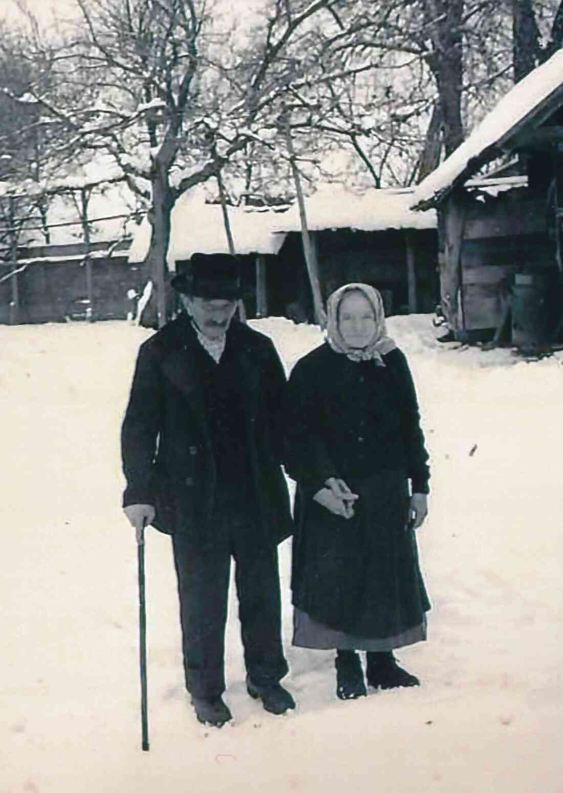 Zambo Lajos (*1884/+1965) und seine Frau Lidia (geb. Topler, *1892/+1965) im Hof ihres Hauses Graf Erdödystraße 33, vormals Oberwart 451