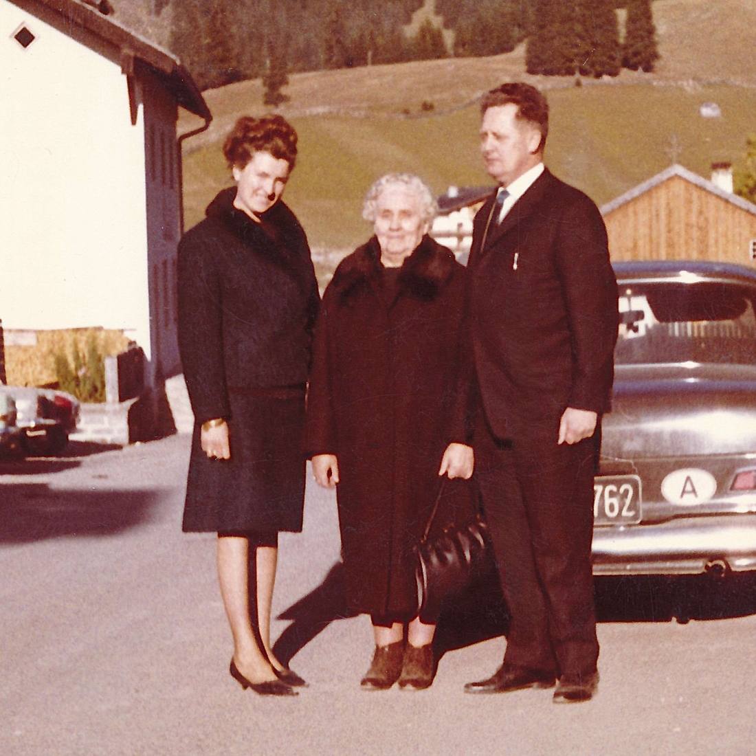 Das Ehepaar Gretl und Gustav Neubauer mit Theresia Bruckner zu Besuch im Lungau