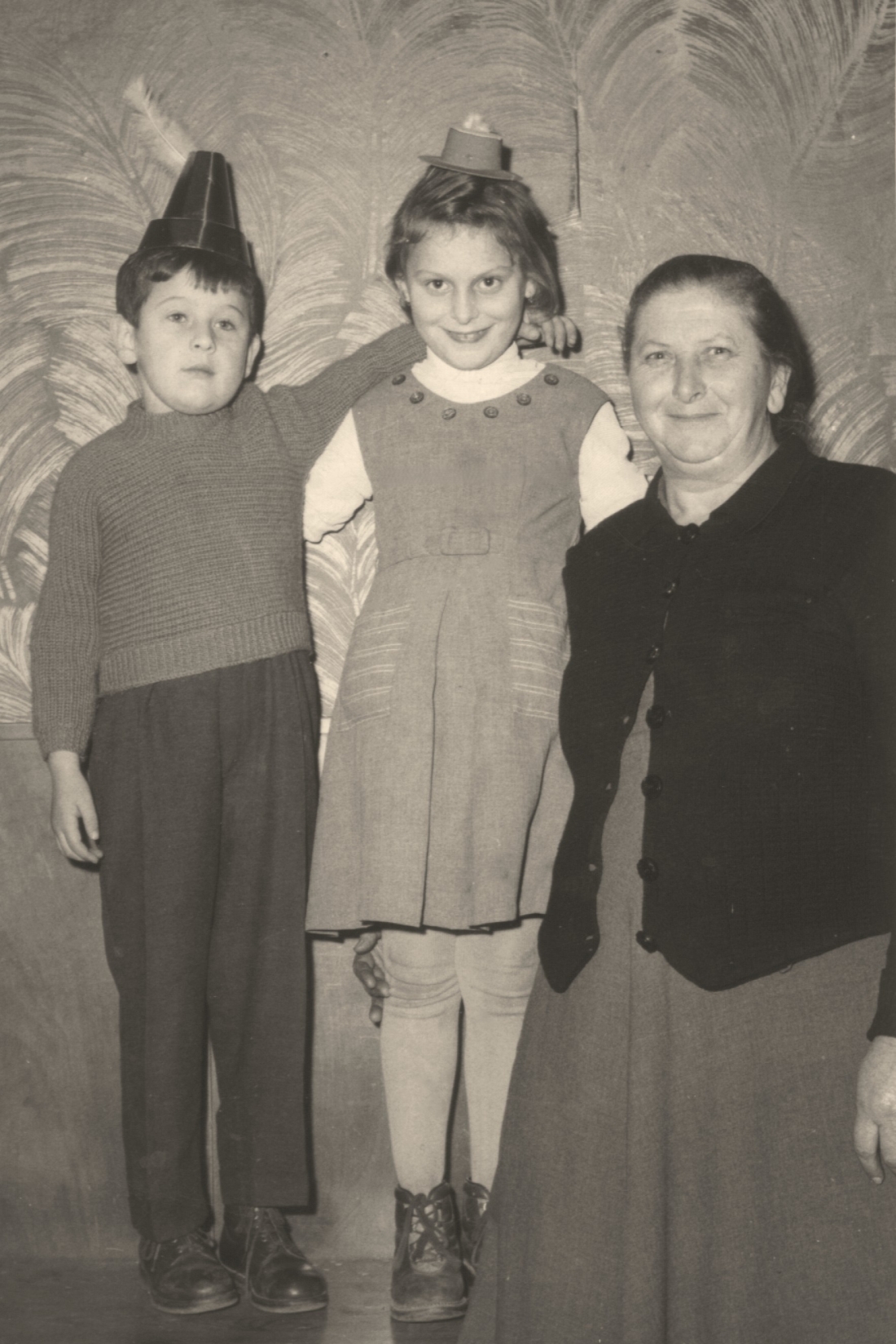 Fasching: Emmerich Erdely jun. mit Cousine Juliska Mohat und Großmutter Justine Mohat (geb. Garber - St. Martin, *1905/+1981)