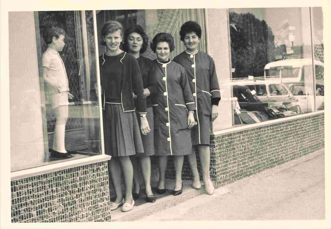 "Moden Stieber" (Hauptplatz 8): die Mitarbeiterinnen im Jahre 1964 -- Zsifkovits/Decker/Kappel/Maitz