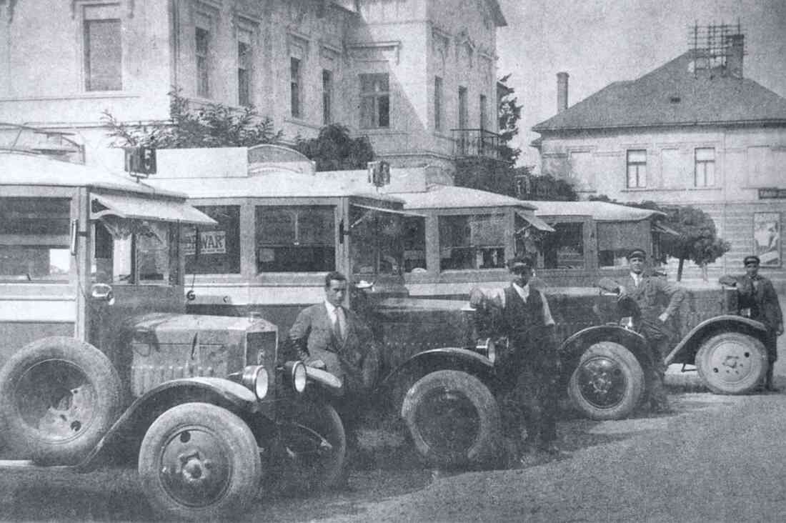 Südburg: 4 Linienbusse mit beleuchtbaren Liniensignalen vor dem Gerichtsgebäude (Hauptplatz 12)