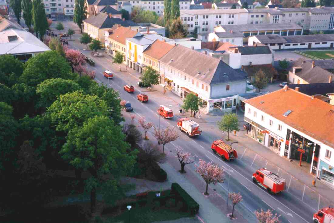 Blick von Hochhaus auf den Fuhrpark der FF anlässlich des Marschs zum 1. Mai von Stadtkapelle und Feuerwehr