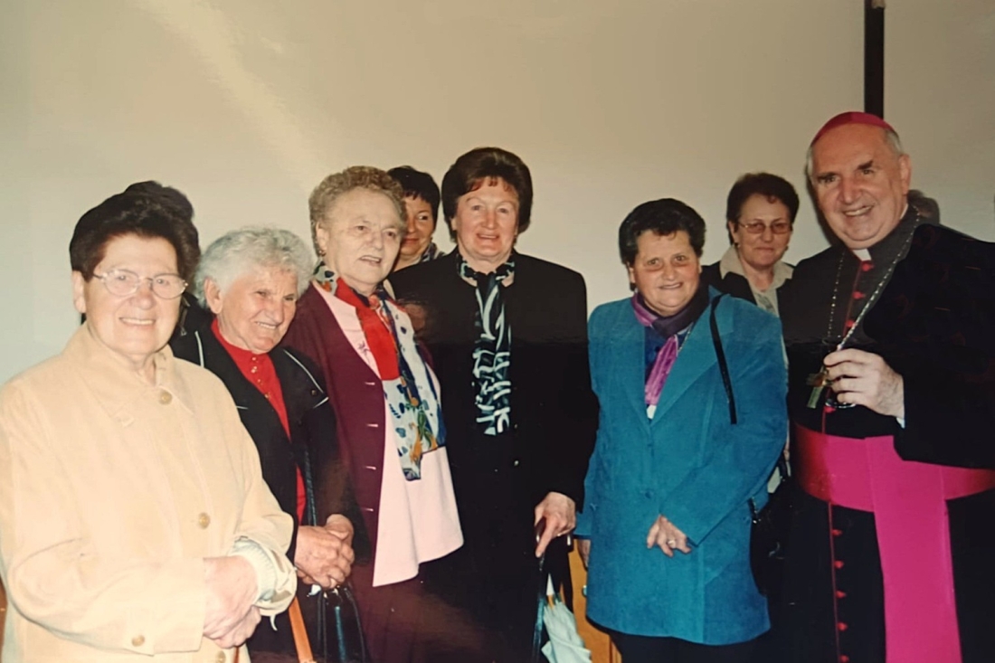 St. Martin: Bischof Paul Iby mit einer Frauengruppe anlässlich der Firmung -  Marth/Bernhard/Eberhardt/Garber/Guger/Ratz