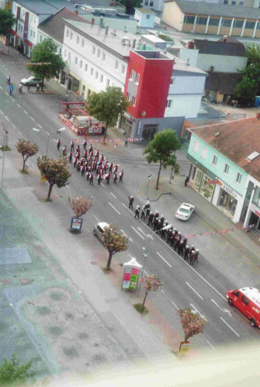 Blick von Hochhaus auf den Marsch zum 1. Mai von Stadtkapelle und Feuerwehr