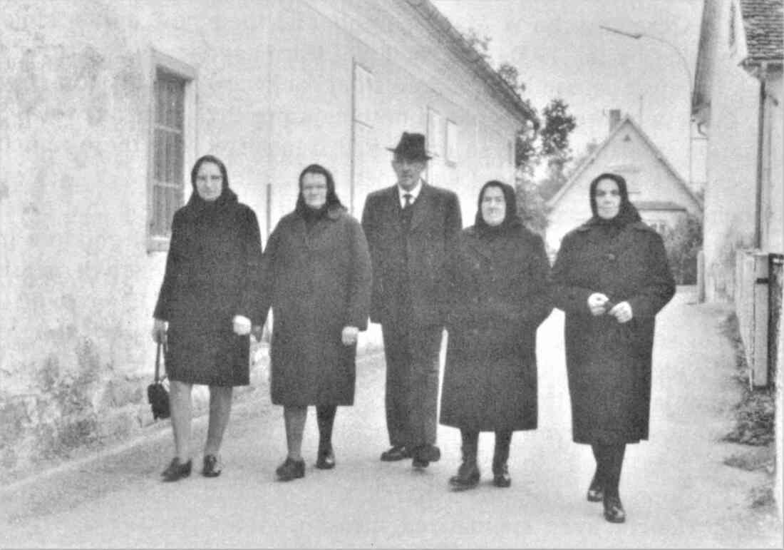 Gruppe von Verwandten und Bekannten auf dem Weg zu einem reformierten Begräbnis (Miklos, Huber, Benkö, Szabo, Benkö)