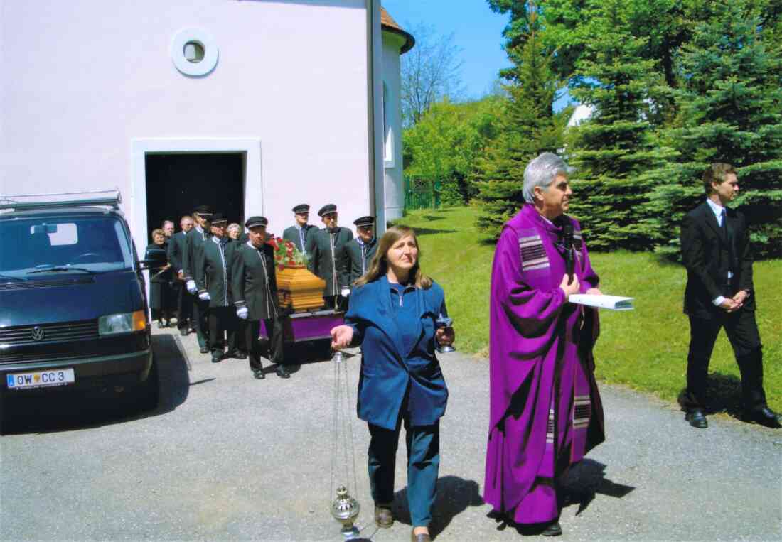 Begräbnis Hilda Benkö (geb. Baliko, *1927 / +2006): der Sarg wird von den Trägern aus der alten röm. kath. Pfarrkirche, die als Ort der Begräbnisliturgie dient, gefahren;