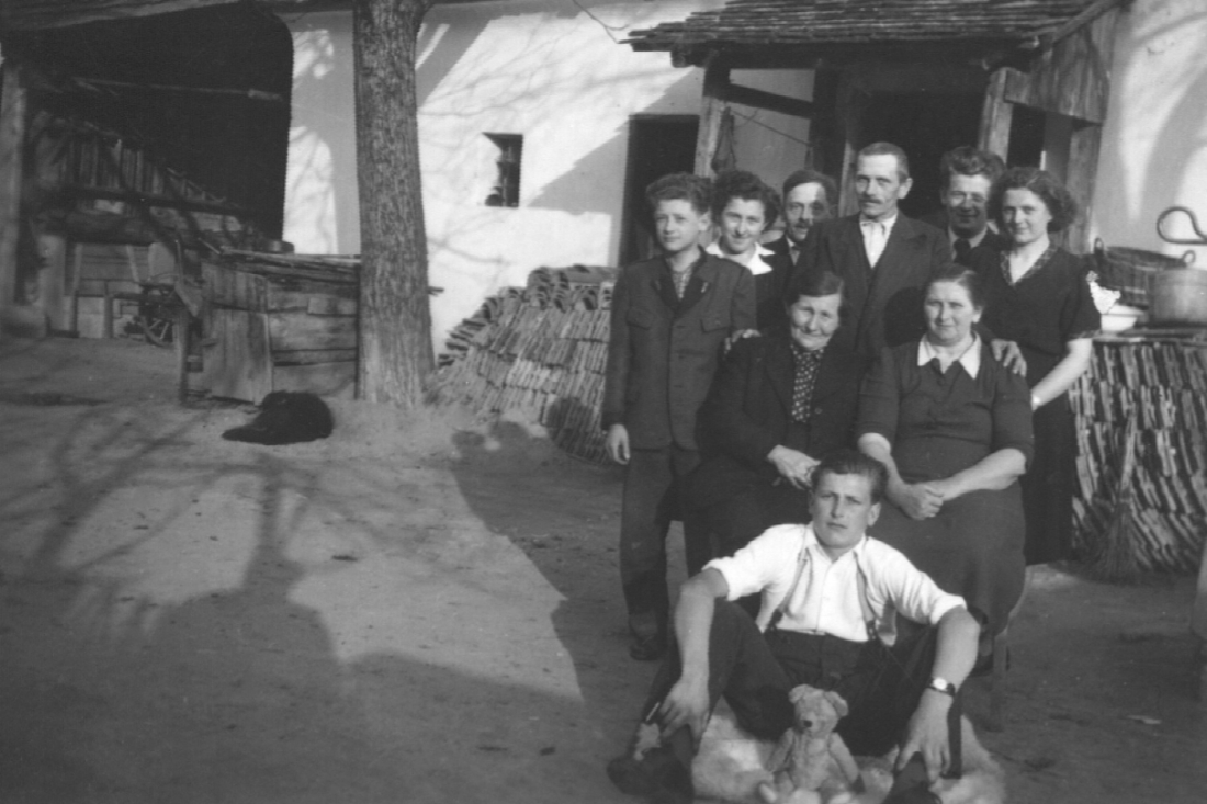 Gruppenbild in der Verwandtschaft Mohat - Erdely im Hof des Hauses OW 420 / Dornburggasse 31