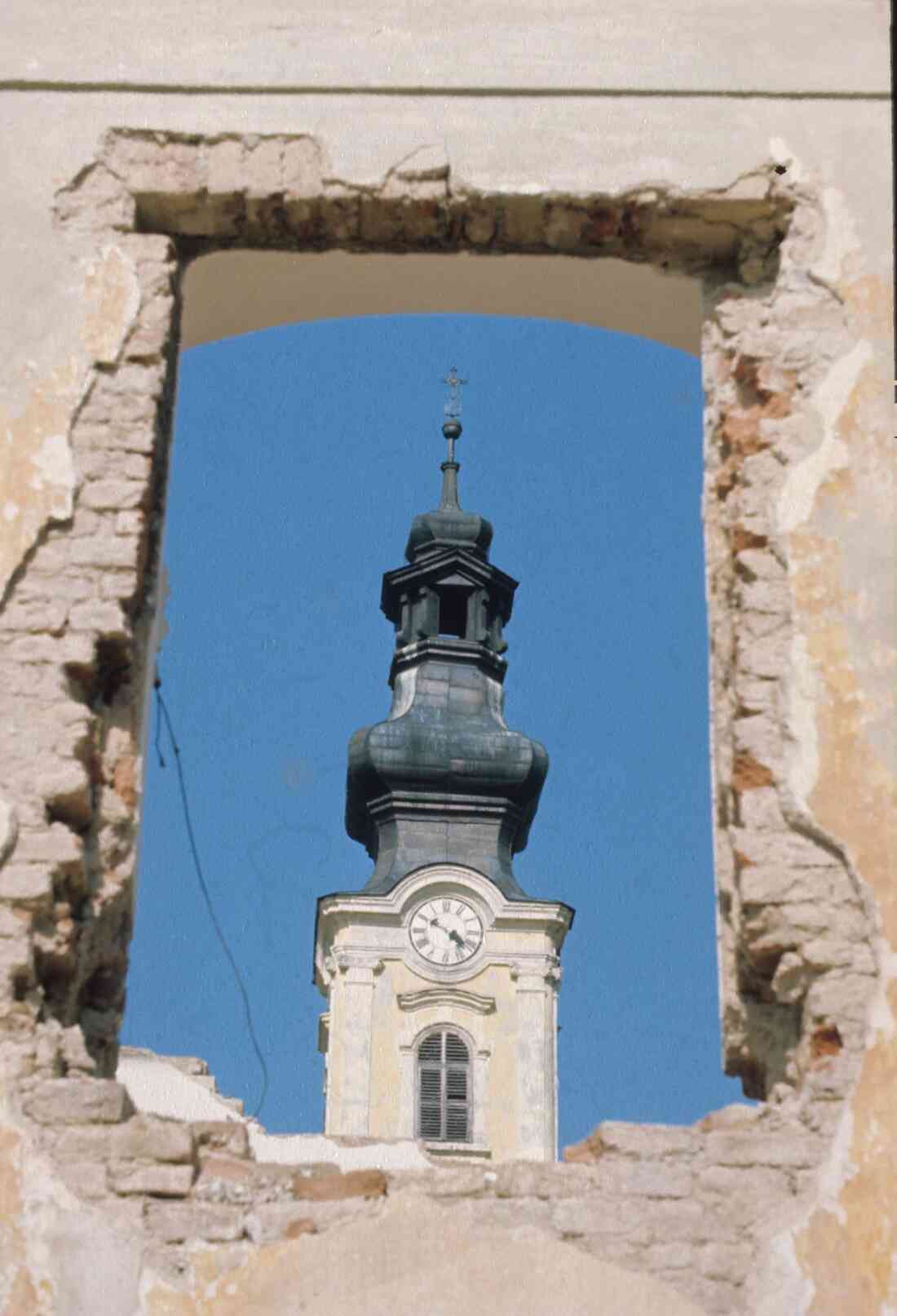 Abriss der Kath. Schule auf Grund des Baubeginns der neuen röm. kath. Osterkirche (Steinamangererstraße 15)