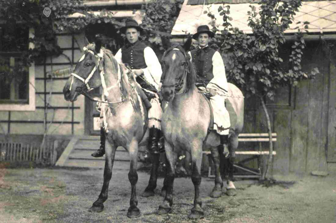 Reiter auf ihren schönen Pferden in der ungarischen Tracht des reformierten Leseveins: Johann Topler (*1915/+1998) und Ludwig Benkö (*1917/+1990)