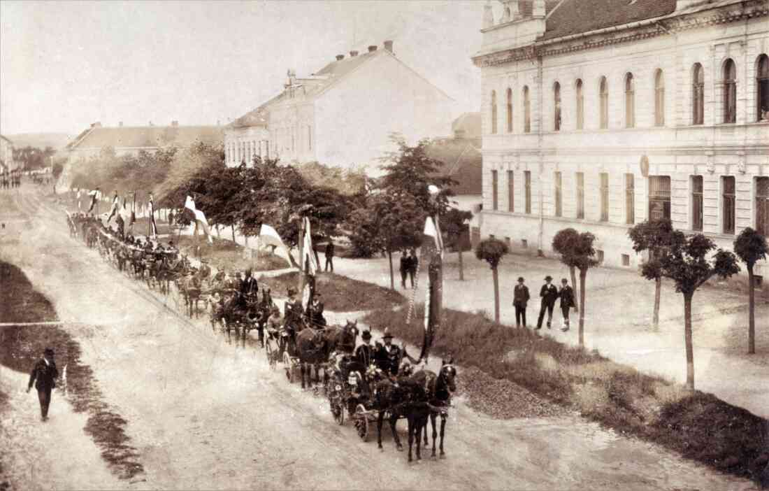 Festzug vor dem Rathaus / Hauptplatz