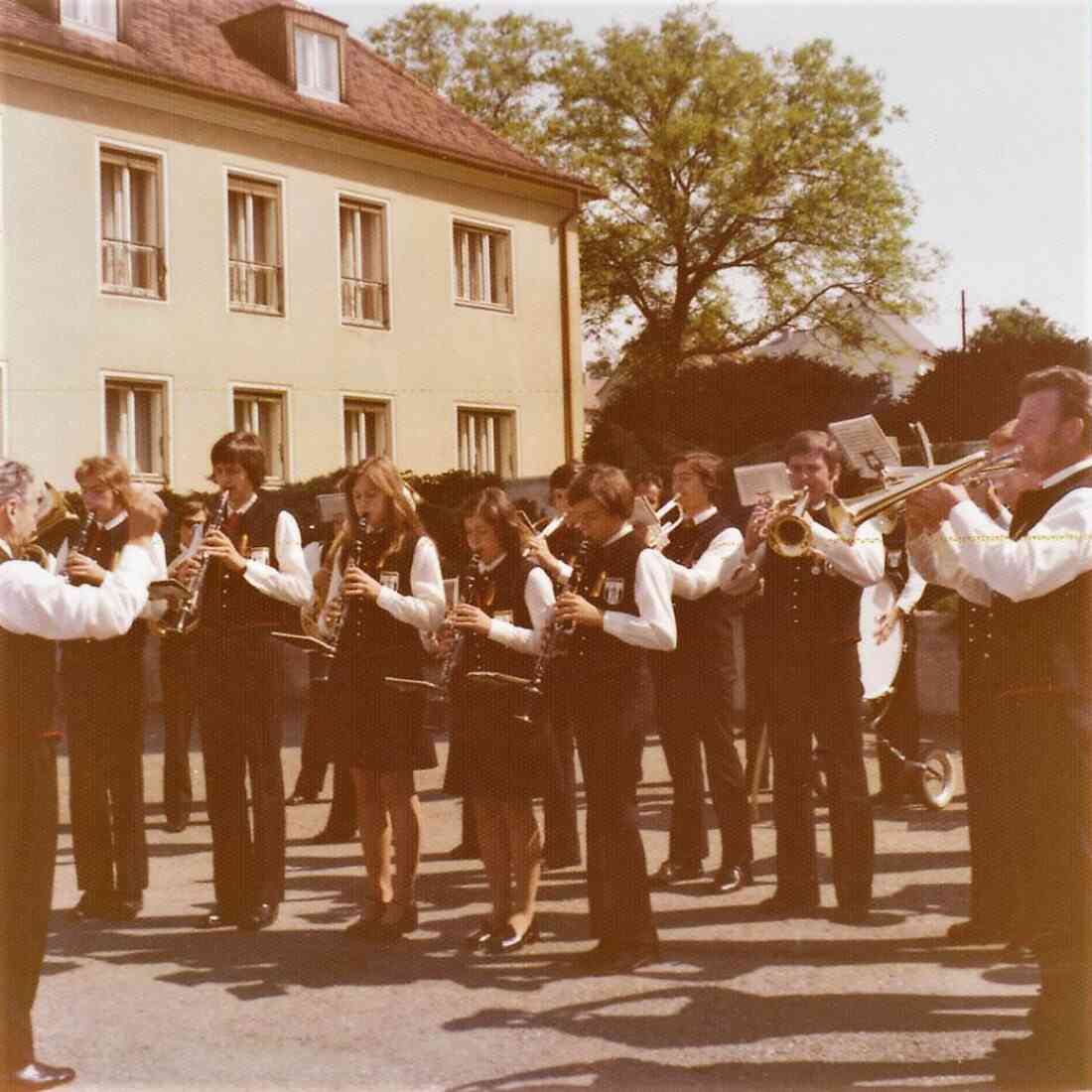 Stadtkapelle: Ende der Fronleichnamsprozession am Kirchenplatz