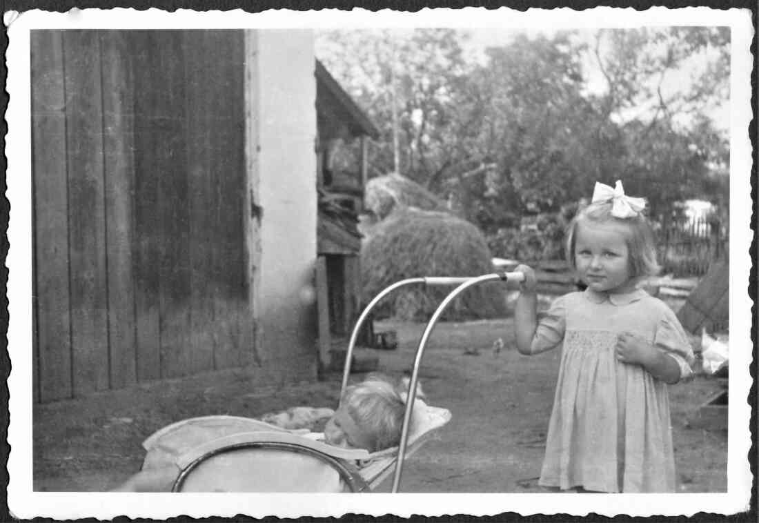 Helene "Illus" Böcskör (verh. Benedek, *1940) mit ihrem Bruder Alexander im Kinderwagen