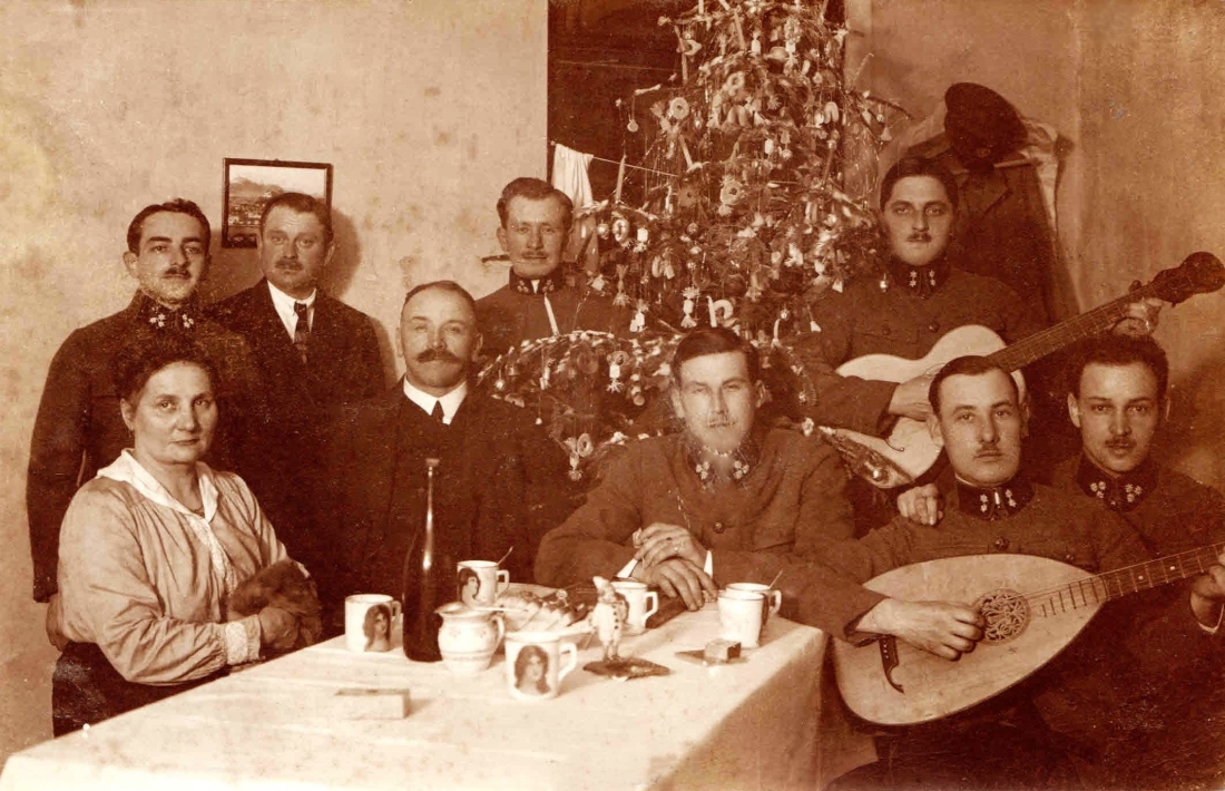 Weihnachten unter dem Christbaum in Oberwart 1922