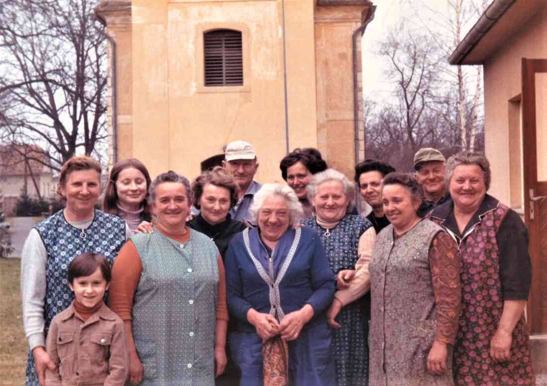 Reformierte Pfarrgemeinde: Reinigung und Pflege des Kirchenareals durch Frauen und Männer der Gemeinde