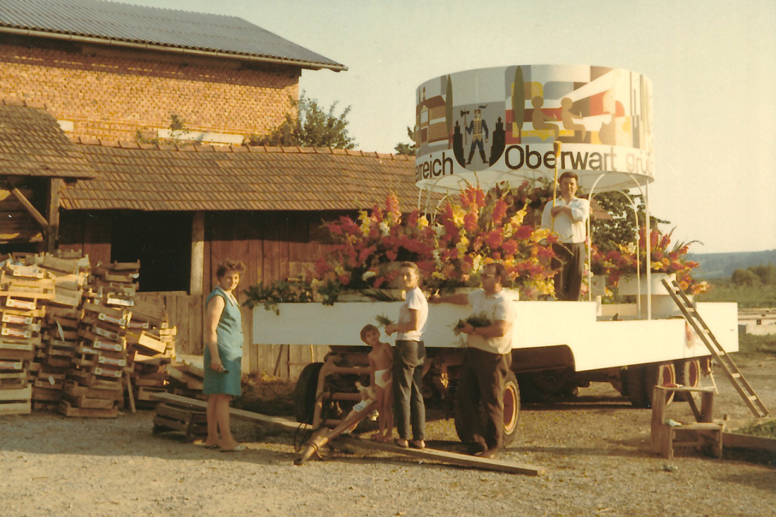 Gärtnerei Graf: der Wagen der Stadt beim Landesfestzug anlässlich 50 Jahre Burgenland wird geschmückt
