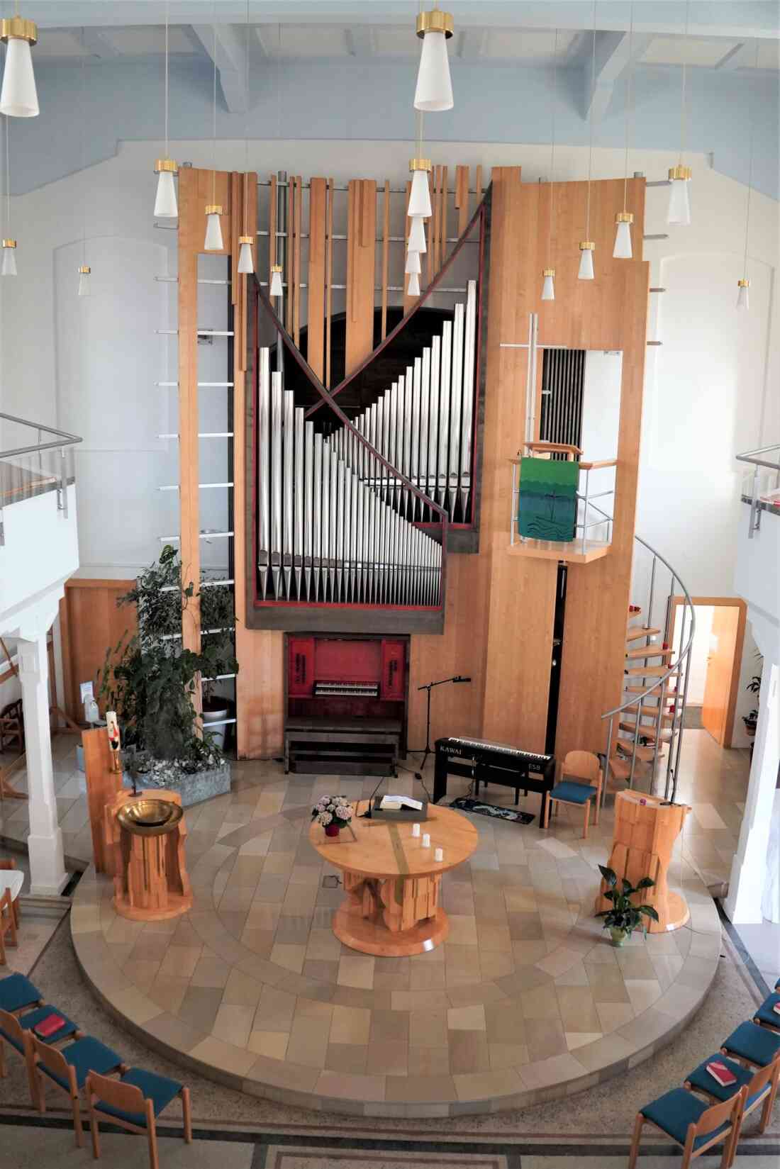 Evang. Kirche AB: Blick auf den Altar, das Taufbecken und die nordwestliche Front mit Kanzel und Orgel