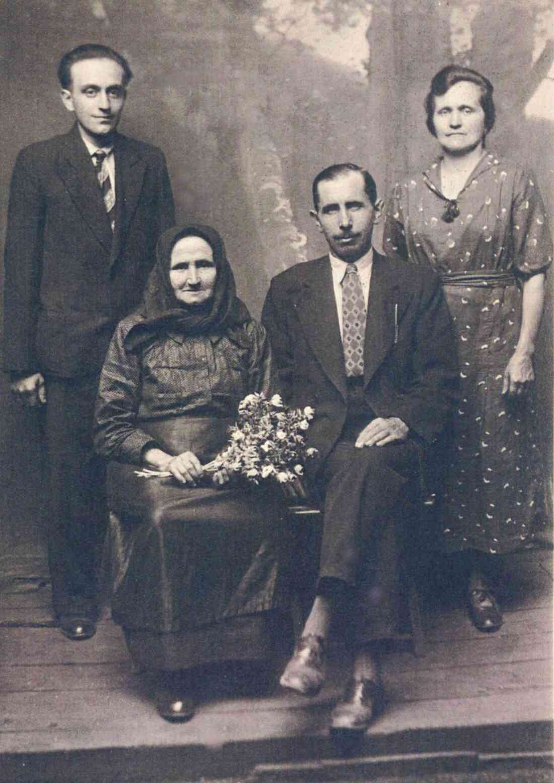 Julianna Pongracz (geb. Böcskör, *1872/+1947) mit Familie wahrscheinlich zum 70. Geburtstag